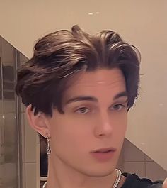 Men Haircut Ideas Straight Hair, Aesthetic Guy Hairstyles, Straight Hairstyles Guys, Curtains Hairstyle Men, Straight Hair Men Hairstyles, Haircut Men Straight Hair, Short Middle Part Hair Men, Haircuts For Guys With Straight Hair