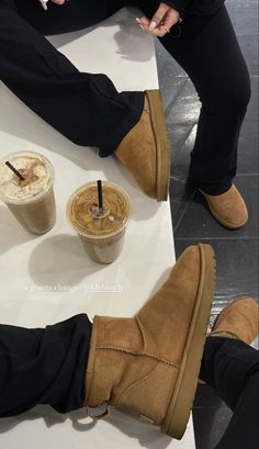 Cozy Clothes Aesthetic, Ankle Uggs, Uggs Outfits, Kylie Francis, Winter 22, Uggs Outfit, Stockholm Fashion, Fall Fits, Winter Trends