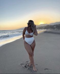 Beach Outfits For Curvy Women, Curvy Beach Poses, Beach Pictures Ideas, Best Beach Poses, Backpacking Outfits, Find Aesthetic, I Funny, Poses For Instagram