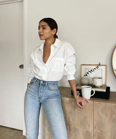 Jeans And A White Shirt, White Shirt Outfits, Bachelorette Outfits, Outfit Formulas, Foto Poses, 가을 패션, Classic Outfits, Mode Inspiration, Miley Cyrus