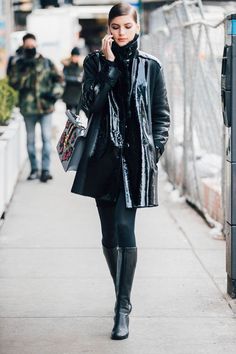 Valery Kaufman Rainy Winter Outfit, Fashion Week Street Style Winter, Winter Street Style, Rainy Winter, Women Models, Vinyl Fashion, Rainwear Fashion, Style Désinvolte Chic, New York Fashion Week Street Style