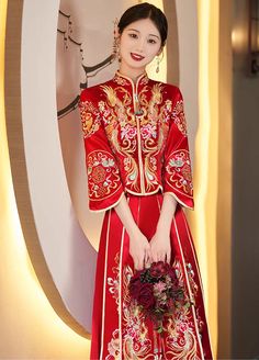 Ce superbe ensemble de mariée chinois traditionnel rouge en 2 pièces est orné de broderies colorées complexes. Les broderies de phénix et de pivoine représentent la beauté, la prospérité et l'harmonie. Ensemble, ils créent un motif culturel puissant représentant la bonne fortune et les nobles vertus. Parfait pour un mariage traditionnel chinois ou une cérémonie du thé.
 Guide des tailles :
 
 Veuillez vous référer au guide des tailles avant de passer commande. Veuillez indiquer votre taille, vot Traditional Marriage Sets With Intricate Embroidery, Embroidered Sets With Traditional Drape For Marriage, Embroidered Sets For Marriage With Traditional Drape, Embroidered Wedding Sets With Traditional Drape, Embroidered Marriage Sets With Traditional Drape, Traditional Embroidered Cheongsam For Wedding, Embroidered Festive Marriage Sets, Traditional Red Dress For Marriage, Traditional Festive Cheongsam For Ceremony