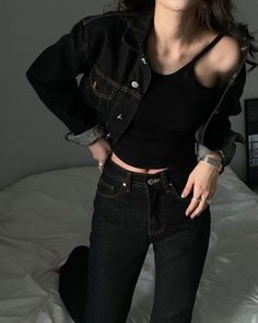 black jeans, black top, black jacket, denim jacket, outfit ideas, outfit inspo, fashion, outfit color palettes Denim Jacket Outfit Ideas, Old Wardrobe, Ladies Lounge, Tomboy Style Outfits, Classy Work Outfits, Tomboy Fashion, 가을 패션, Looks Style, Casual Style Outfits