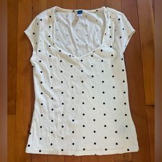 Super Cute White Shirt With Black Polka Dots From Old Navy! Has A Really Flattering Sweetheart Neckline And Capped Sleeves. Very Versatile, Perfect For All Seasons! Never Worn Trendy Polka Dot V-neck Top, Trendy Short Sleeve Tops With Polka Dot Pattern, Trendy Polka Dot Short Sleeve Tops, Trendy Polka Dot Cotton Tops, Cute White Shirt, Cute White Shirts, Red And White Shirt, Teal Shorts, Ribbed Shirt