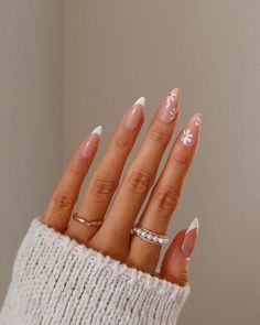 Simple Spring Nails, Spring Acrylic Nails, Nagel Tips, Daisy Nails, Fake Nails With Glue, Classy Acrylic Nails, Oval Nails, Neutral Nails, Prom Nails