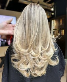 Blonde Winter Outfit, Old Money Blonde Highlights, Blonde Hair Scandinavian, Winter Blond Hair, Cold Blonde Highlights, Old Fashion Hair, Winter Blonde Hair Color, Old Money Blonde Hair, Layered Blonde Hair