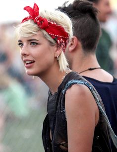 Le bandana 60s Hairstyles Short, Scarf Hairstyles Short, Bandana Bayi, Bandana Hairstyles Short, Short Hair Outfits, 60s Hair, Short Red Hair, Pixie Cut With Bangs, Red Bandana