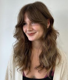 Long Shaggy Cut with Curtain Bangs for Wavy Hair Shag Haircut Wavy Thick Hair, Haircuts For Slightly Curly Hair, Layers With Natural Wavy Hair, Thick Wavy Shag Haircut, Long Hair Shag Curtain Bangs, Wavy Hair Shaggy Haircut, Wavy Hairstyles Curtain Bangs, Texas Hairstyles For Women, Shaggy Haircut Curtain Bangs