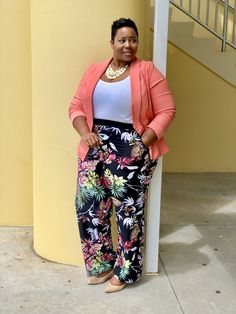 Floral Joggers Outfit, Floral Pants Outfit, Outfits Gorditas, Plus Size Baddie Outfits, Plus Size Fashionista, Being Me, Look Rose, Plus Size Fall Outfit, Stylish Work Attire