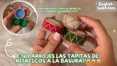 a woman holding two small rings with different colors on them and the words, no arros las taptass de refectos la basura