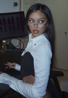 Glasses Inspiration, Corporate Chic, Cindy Kimberly, Mode Inspo, Geek Chic, Pretty Makeup, Cute Makeup, Looks Vintage, Office Fashion