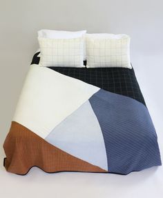 an image of a bed set with the words waitlist on it's side