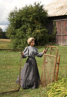 Historic Dresses, 1800s Women, Pioneer Clothing, Pioneer Dress, Victorian Gown, Modest Women, Farm Dress, Modest Clothes, Farm Clothes