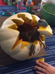 Cool Pumpkin Designs, Tropisk Fest, Pumpkin Contest, Halloween Decor Diy, Halloween Memes, Halloween Pumpkin Designs, Halloween Centerpiece, Adornos Halloween, Pumpkin Carvings