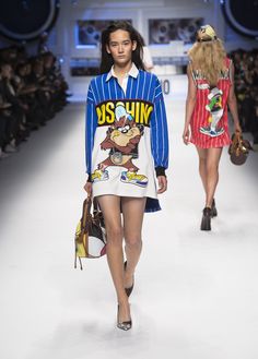 Moschino AW 15/16 Fashion Show Moschino Fashion, Trendy Beachwear, 2015 Fashion Trends, Fashion Modeling, Celebrity Trends, 2015 Fashion, 2016 Fashion, Looks Vintage, Milan Fashion