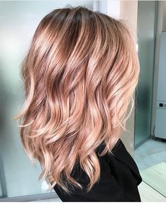 Rose Gold Hair Blonde, Root Melt, Pink Blonde Hair, Strawberry Blonde Hair Color, Hair Highlights And Lowlights, Fall Hair Color Trends, Strawberry Blonde Hair, Blonde Hair Inspiration, Light Hair Color