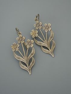 "Vintage Jewelry - Vintage Earrings - Flower Earrings - Flower Jewelry - Brass Earrings - Chloe's Vintage handmade jewelry Such pretty earrings! Vintage brass floral design drops. Would make nice Bridesmaids earrings. Chloe says, \"Wear them and feel fabulous!\" They measure 1 3/4\" long from the top of the ear wire Thanks for visiting Chloe's" Brass Earrings Handmade, Bridesmaids Earrings, Forget Me Not Flower, Bainbridge Island, Botanical Jewelry, Earrings Flower, Earrings Cute, Pretty Earrings, Flower Jewelry