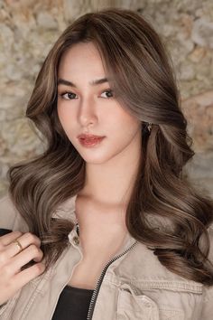 Hair Color For Graduation, Graduation Hair Color, Wavy Hair For Graduation, Yukii Takahashi, Hair Color For Asian Women, Hairstyle For Graduation Pictorial, Brown Hair Korean, Korean Wavy Hair, Easy Curled Hairstyles