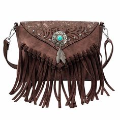 A new fringe bag, YES! Ladies a new Boho must-have has arrived in town. It's wild & chic with a Vintage Boho flair and a rebellious twist, you got it: the Western Boho Fringe Cross body Bag. A stunning bohemian bag in vegan leather with embossed flower pattern, silver studs and a turquoise stone concho embellished with silver feather pendants, and of course amazing fringes for a Wild Boho feel (We just LOVE fringes!). This unique Boho bag ticks all the boxes for the vintage western style-loving Cowgirl Design, Fashion Cowgirl, Turquoise Bag, Western Bag, Look Boho Chic, Western Handbags, Hand Bags For Women, Fringe Handbags, Western Purses