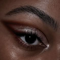 Brown Eyeshadow Aesthetic, Brown And Silver Makeup, Going Out Makeup For Brown Eyes, Night Makeup Looks Brown Eyes, Semi Formal Makeup Looks, Dirty Makeup Look, Clubbing Makeup Looks, Simple Black Makeup Looks, Eye Shadow Looks For Brown Eyes