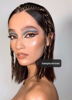 Easy Cleopatra Outfit, Egyptian Women Makeup, Eygptain Makeup, Cleopatra Outfit Ideas, Hellowin Costumes, Iconic Characters Costumes, Cleopatra Halloween Makeup, Cleopatra Outfit, Cleopatra Makeup