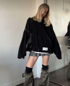 Creative Selfie Ideas, Gothic Barbie, Going Out Outfits Summer, God Of Ruin, Creative Selfie, Y2k Street Style, Fall Outfits Aesthetic, Boho Fits, Women Back