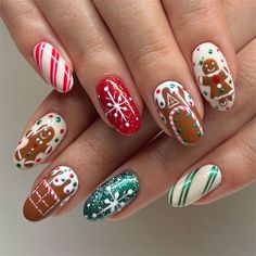 Discover the top Christmas nail art trends for 2024! From holographic designs to cute holiday accents, these nails are perfect for celebrating the season in style. ✨🎁 #ChristmasNails #HolidayNailArt #NailArtTrends Nail Art Noel, Halloween Fest, Festive Nail Art, Stick On Nails, Christmas Nail Designs