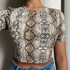 New Condition Trendy Brown Crop Top For Spring, Fitted Brown Crop Top For Spring, Puffy Sleeve Top, Cutout Crop Top, Brown Crop Top, Cute Summer Tops, Graphic Crop Top, Strapless Crop Top, Puff Sleeve Crop Top