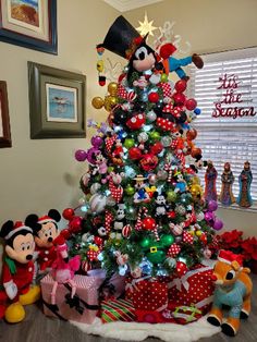 the christmas tree is decorated with mickey mouse and other disney characters, including minnie mouse