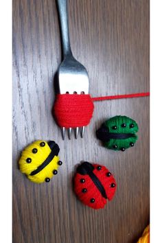 Cute ladybug making idea Tiny Craft Ideas, Ladybug Crafts For Kids, Ladybug Diy, Ladybug Craft, Fork Crafts, Diy Yarn Dolls, Yarn Animals, Easy Yarn Crafts, Woolen Craft