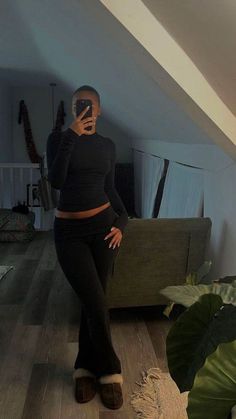 Cute Simple Outfits Black Women, Luxury Casual Outfit, Flared Leggings Outfit Fall, Lounge Outfits Black Women, Flared Legging Outfit, Lounge Wear Aesthetic, Black Lounge Wear, Cozy Lounge Outfits, Flare Leggings Outfit