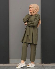 Express your inner sophistication and grace with the elegant Turkish Modest Woman Two Piece Suit. Combining modest fits and fashion-forward designs, the unique two piece features a straight leg pant and matching mini dress embellished with puffy sleeves and a tie belt. The luxurious and chic set is made from a premium airy cotton blend. Unique Hijab, Modest Woman, Hijab Fashion Summer, Modest Fashion Hijab, Hijabi Fashion Casual, Pakistani Dresses Casual, Mode Abaya, Muslim Fashion Hijab, Fashion Muslim