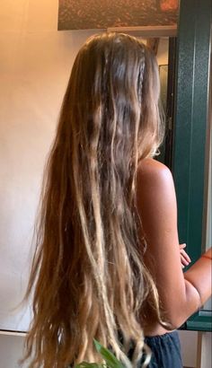 Low Maintence Balayage, Beach Highlights Brunette Sun Kissed, Beachy Highlights Brown Hair Summer, Beach Hair Styles For Long Hair, Dirty Blonde Hair Aesthetic, Beachy Long Hair, Brunette Beach Hair, Tone Your Hair At Home, Long Beachy Hair