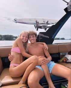 Boat Pics With Boyfriend, Boat Couple Pics, Lake Pics With Boyfriend, Lake Pictures With Boyfriend, Beach Bf And Gf Pics, Bf Summer, Couple Boat, Boyfriend Pics