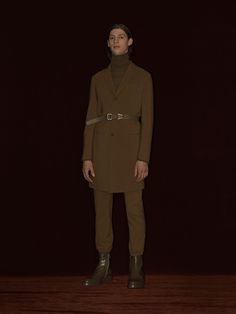 Balenciaga  F/W16 by Demna Gvasalia Teen Boy Fashion, Hipster Man, Male Fashion Trends, Classy Men, 2016 Menswear, Mens Winter Fashion, Mens Fashion Summer, Mens Casual Outfits