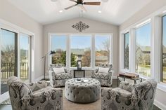 Gray Sunroom with Traditional Patterned Armchairs A sunroom area with a dark floor can be made quite spacious and bright by choosing a light color on the ceiling and laying a beige carpet on the floor, as in this spacious design. Ranch Bungalow, Sunroom Porch, Flip Ideas, House Flip