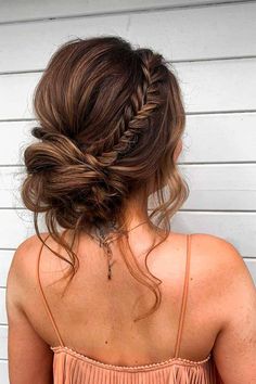 Penteado delicado com trança lateral e coque despojado Formal Hairstyles For Long Hair, Wedding Updos, Formal Hair, Haircut Styles, Bridal Hairstyle