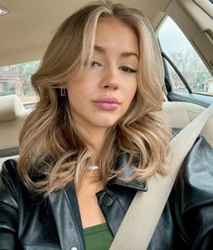 Shorter Layered Haircuts, Matilda Djerf Hair, Blonde Hair Pale Skin, Pale Skin Hair Color, Caramel Blonde Hair, Hair Pale Skin, Rambut Brunette, Hair Techniques