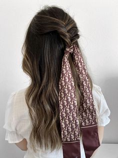 Dior Hair Scarf, Twilly Hair Styles, Insta Hairstyles, Dior Twilly, Hairstyle Scarf, Dior Mitzah, Silk Scarf Outfit, Dior Outfit, Chanel Scarf