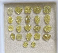 Natürlicher lockerer Diamant im Kissen-/Birnenschliff in gelber Farbe, natürlicher lockerer gelber Diamant, Diamant in ausgefallener Farbe, für ausgefallenen Diamantring, Schmuck, Geschenk R11969 Behandlung: Unbehandelter, 100 % natürlicher Diamant Nr. Gewicht. Größe. Dicke. 1) 0,37 CT 5,0 x 3,7 mm 2,3 mm 2) 0,57 CT 4,5 x 5,3 mm 3,0 mm 3) 0,54 CT 4,5 x 4,5 mm 3,1 mm 4) 0,68 CT 4,9 x 5,4 mm 3,3 mm 5) 0,80 CT 5,0 x 4,9 mm 3,5 mm 6) 0,28 CT 4,7 x 3,1 mm 2,3 mm 7) 0,33 CT 5,2 x 4,0 mm 2,2 mm 8) 0,35 Luxury Yellow Open Ring, Yellow Diamond Ring, Fancy Yellow Diamond Earrings, Yellow Diamond Earring, Canary Yellow Diamonds, Fancy Diamond Ring, Canary Diamond, Yellow Diamond Rings, Pear Cut