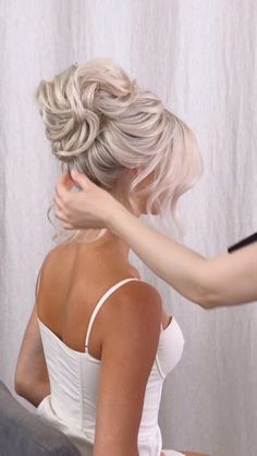 Sarah Jessica Parker Hair Updo, Voluminous Bridesmaid Hair, Regal Wedding Hair, Pam Anderson Wedding Hair, High Updo Wedding With Veil, Glam Updo, Wedding Who Pays, Bride Hairstyles Updo, Blonde Updo