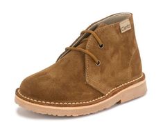 Cienta Boy Chukka Boot, handsome in tan suede for the season. Boots Olive Green, Laced Boots, High Top Boots, Baby Sandals, Boy Accessories, Shop Shoes, Boys Boots, Buy Buy, Suede Lace