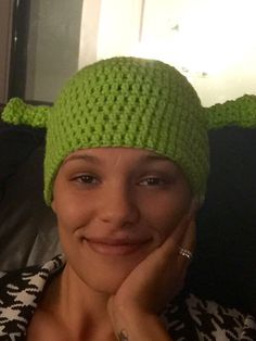 C'est Shrek ! Ce film est inspiré des films du même nom. Prêt à être expédié en taille adulte uniquement ! Fabriqué en fil acrylique doux, ce chapeau passe au lave-linge et au sèche-linge. La couleur du chapeau varie légèrement de celle de la photo. Vous en avez besoin dans une taille différente ? Pas de problème, il suffit de le mentionner dans les notes😊 Crochet Shrek Hat, Crochet Shrek, Shrek Hat, Bonnet Au Crochet, Bonnet Crochet, Green Hat, Green Hats, Hat Beanie, Cutest Thing Ever