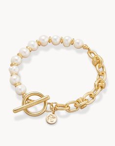 Masters of transformation, oysters naturally produce one-of-a-kind freshwater pearls from bits of irritation. Sounds like a few gracious Southern belles we know! we've captured all that luxe, luster and determination in this Hourglass Pearl Toggle Bracelet made in Matte 18kt Gold Plating with freshwater pearls and metal beads. Xmas Wishlist, Coastal Jewelry, Bracelet Inspiration, Preppy Jewelry, Spartina 449, Bracelet Pearl, Jewelry Accessories Ideas, Top Background, Dope Jewelry