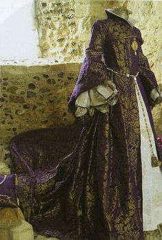 A replica of Mary Tudor’s wedding dress | Flickr - Photo Sharing! Mary Tudor, Tudor Fashion, Tudor Costumes, Tudor Dynasty, Tudor Era, Tudor History, Medieval Dress, Medieval Clothing, Retro Mode