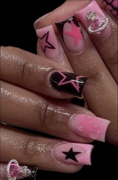 Short Design Nails Art Ideas, Acrylic Nail Ideas Black Women, Short Square French Nail Designs, Nail Tech Nail Designs, French Tip Nails With Design Pink, Nail Art Freestyle, Short French Designs, Short Acrylic Nails Freestyle, T On Nails