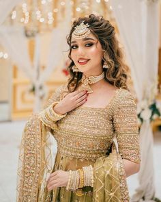 Sufi Night Hairstyles, Hairstyles With Lehnga Outfit, Choli Hairstyle Open Hair, Nikah Hairstyles, Lehnga Hair Styles, Mehndi Hairstyles For Bride, Barat Hairstyles, Open Hairstyles Indian Wedding, Hairstyles Indian Wedding