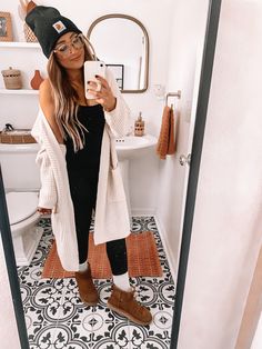 Morning Comfy Outfit, Cozy December Outfits, Bridal Bbq Outfit, Fall Outfits Lounge, Boujee Mom Outfits, Fall Outfits Women Comfy, Salon Day Outfit, Minimalist Athleisure, Mom Fits