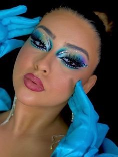 Makeup 😍 Creative Eyeshadow Looks, Carnaval Makeup, Makeup Carnaval, Models Without Makeup, Photos Of Models, Carnival Makeup, Graphic Makeup