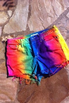 Faça você mesmo   Dicas e ideias de shorts customizados Rainbow Shorts, Tie Dye Tutorial, Tie Day, Diy Shorts, Rainbow Outfit